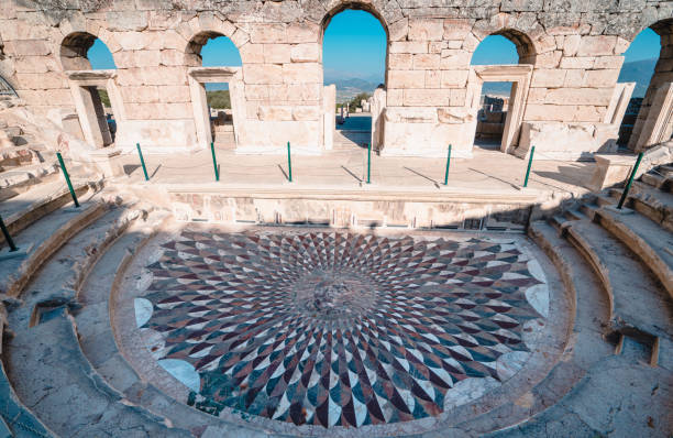 mosaico de cabeza de medusa en antiguas ruinas de odeón en kibyra, pamphilia - mosaic ancient greek culture greek mythology fotografías e imágenes de stock