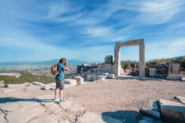 fotógrafo turista está tomando fotos en antiguas ruinas de kibyra, pamphilia - mosaic ancient greek culture greek mythology fotografías e imágenes de stock