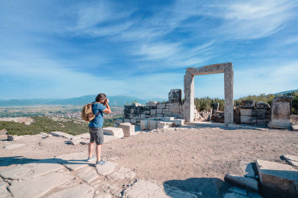 fotógrafo turista está tirando fotos em ruínas antigas de kibyra, pamphilia - mosaic greek culture mythology ancient - fotografias e filmes do acervo