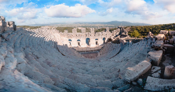 panoramiczny widok na teatr muzyczny odeon i mozaikę głowy meduzy w starożytnych ruinach kibyry, pamphilia - mosaic ancient greek culture greek mythology zdjęcia i obrazy z banku zdjęć