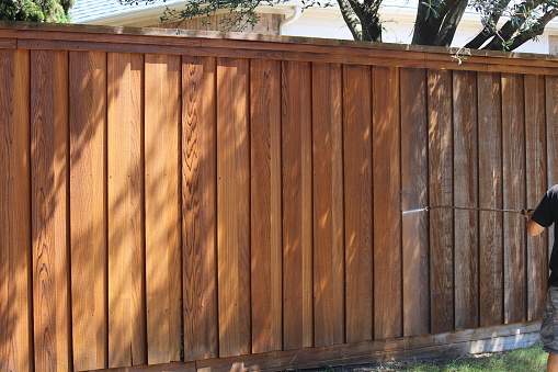 Power washing the fence prior to re-staining, high pressure cleaning, pressure washing fence, do it yourself house repairs, cleaning old dirty fence boards