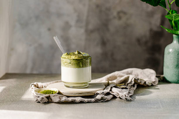 hausgemachter dalgona matcha latte - matcha tee stock-fotos und bilder