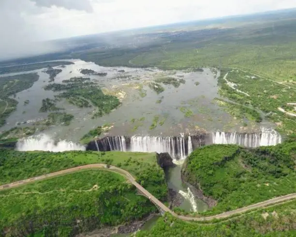 Victoria Falls, Victoria Falls, located on the border of Zambia and Zimbabwe, constitute a waterfall of the Zambezi River