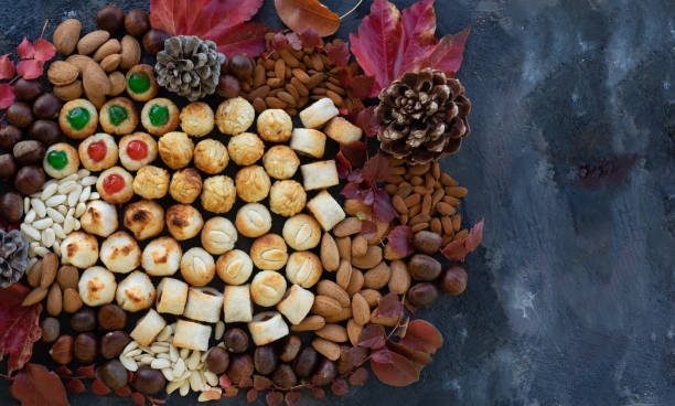 panellets postre dulce hecho en casa para todos los santos, una repostería típica de cataluña, españa, en la fiesta de todos los santos - marzipan fruit celebration dessert fotografías e imágenes de stock