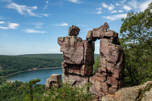 formação rochosa devils doorway com vista para devils lake - devils lake - fotografias e filmes do acervo