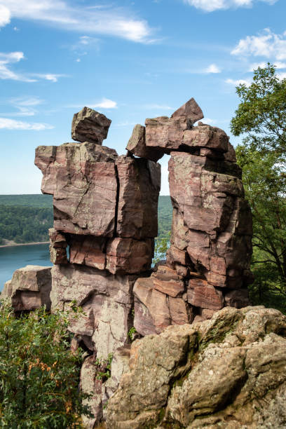 devils doorway rock formation overlooking devils lake - devils lake imagens e fotografias de stock