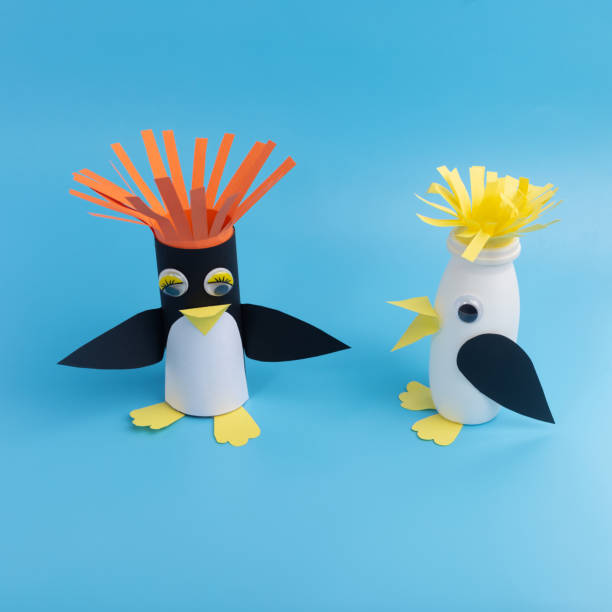 artesanía de pingüino para niños hecha de rollo de papel higiénico y botella de yogur - glue bottle isolated art and craft fotografías e imágenes de stock