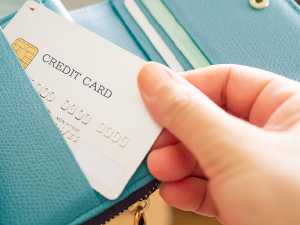 財布からクレジットカードを取り出す女性 - クレジットカード ストックフォトと画像