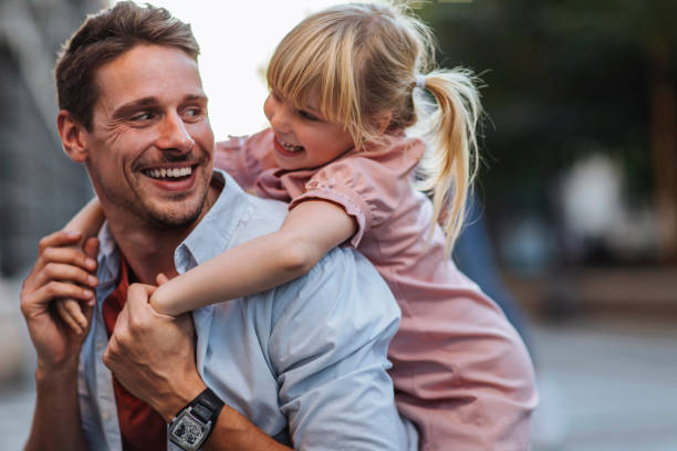 otec / dcera bonding - dobrovolná skromnost životní styl fotky - stock snímky, obrázky a fotky