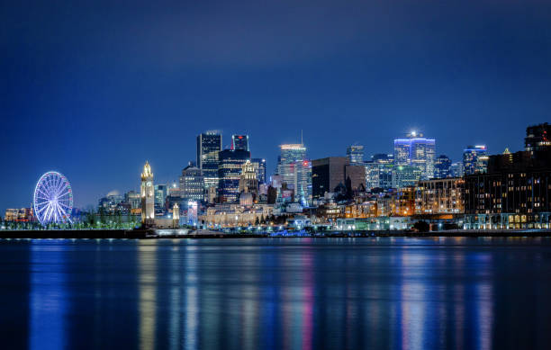 view of downtown and the old port of montreal at night - 滿地可 個照片及圖片檔