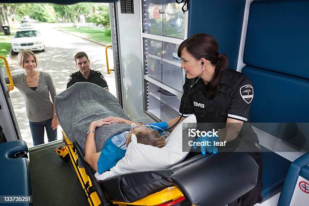 Medical Transport Rettungswagen Stockfoto und mehr Bilder von Alter Erwachsener - Alter Erwachsener, 70-79 Jahre, Frauen