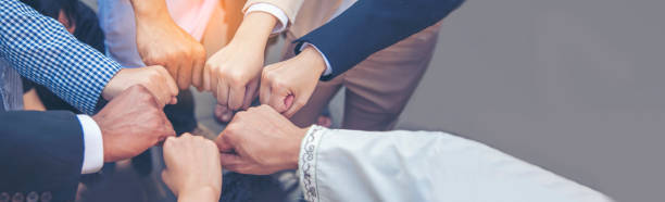 banner diversos socios multiétnicos se unen en equipo grupo de personas multirraciales que se reúnen unen. las manos de las personas de panorama diversity se unen a la comunidad de voluntarios del equipo de socios de empower - gear teamwork human hand equipment fotografías e imágenes de stock