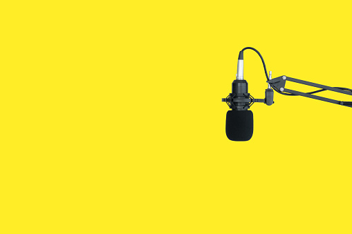 Micrófono de condensador sobre fondo amarillo brillante. photo