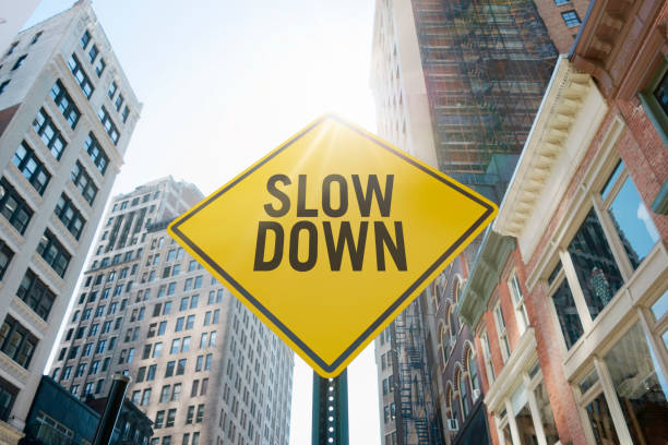 segnale stradale "rallenta" - lento foto e immagini stock