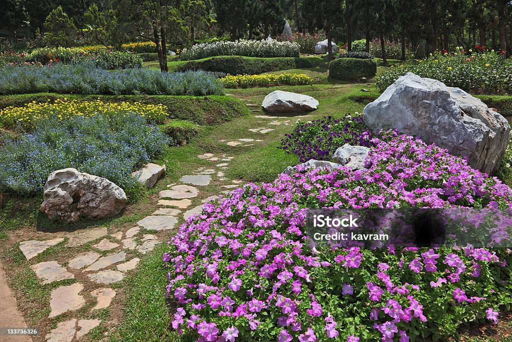 As calçadas, pavimentadas com pedras - Foto de stock de Ajardinado royalty-free