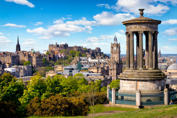 monumento a dugald stewart y vista sobre el histórico edimburgo desde calton hill, escocia, reino unido - edinburgh fotografías e imágenes de stock