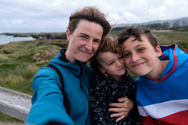 alleinerziehende familie macht ein selbstporträt - liebe fotos stock-fotos und bilder