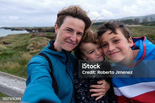 istock Single-parent family taking a self-portrait 1337376303