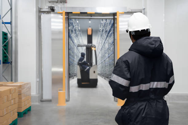 mitarbeiterkontrolle im gefrierraum oder lager - gefrierschrank stock-fotos und bilder