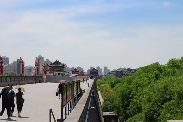 晴れた夏の日の雲と青空の背景に西安市の市の壁。 - china xian chinese lantern wall ストックフォトと画像