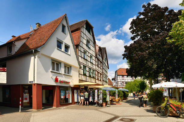 antiguo centro histórico de la ciudad en el soleado día de verano en bensheim, alemania - odenwald fotografías e imágenes de stock