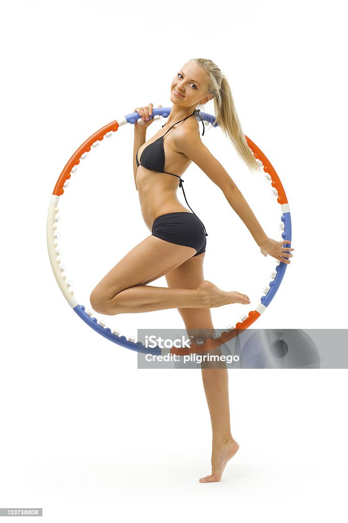 Женщина делает Фитнес-упражнения с обруч - Стоковые фото Активный образ жизни роялти-фри