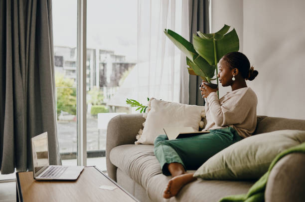 foto de una mujer joven tomando café y relajándose en casa - sofa fotografías e imágenes de stock