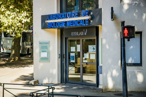 ingresso del laboratorio di biologia medica synlab ad aix en provence, francia - bloodwork foto e immagini stock