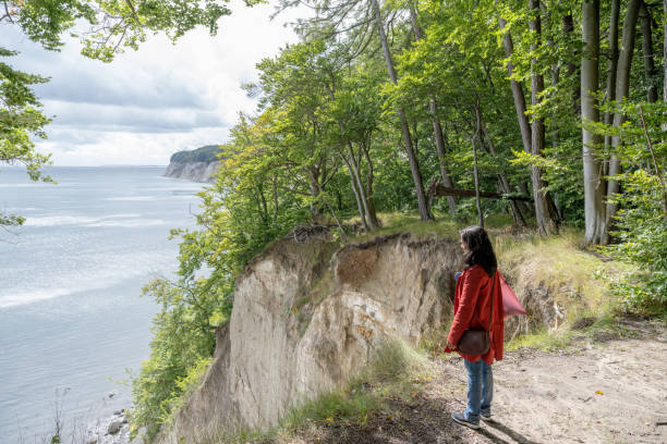 femme regardant de la côte rocheuse de craie sur l’île de rügen - rugen island photos et images de collection