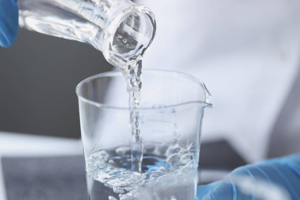 scientist examines drinking water in laboratory closeup - pureza imagens e fotografias de stock