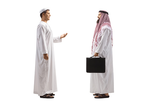 Foto de perfil de cuerpo entero de un hombre árabe hablando con un hombre de negocios árabe saudí photo