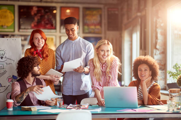 imagen espontánea de un grupo de personas trabajando juntas - vertical caucasian glasses red hair fotografías e imágenes de stock