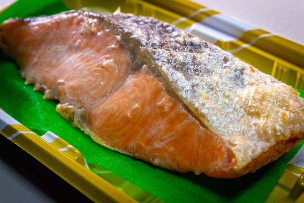 일본 현지 슈퍼마켓에서 판매하는 소금(시오 사케 또는 시오 셰이크)으로 구운 일본식 연어 - seafood salmon ready to eat prepared fish 뉴스 사진 이미지
