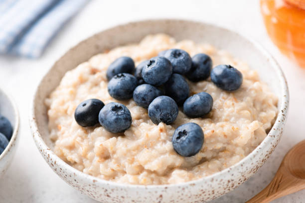 istock Oatmeal porridge with blueberries 1337432288