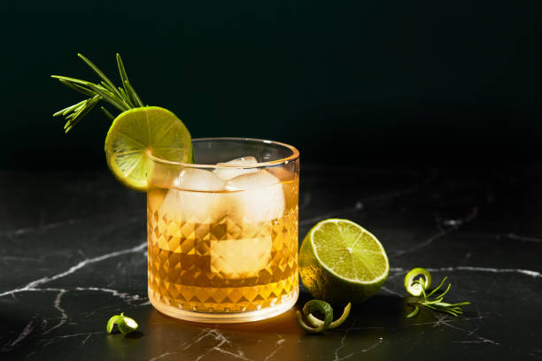 어두운 대리석 테이블에 라임과 로즈마리를 곁들인 알코올 또는 무알코올 칵테일 - tequila shot glass glass tequila shot 뉴스 사진 이미지