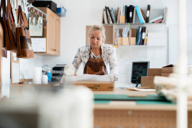 independent business owner packing products - independence business women manual worker imagens e fotografias de stock