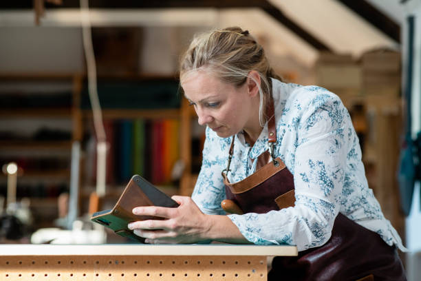 interacting with customers - independence business women manual worker imagens e fotografias de stock