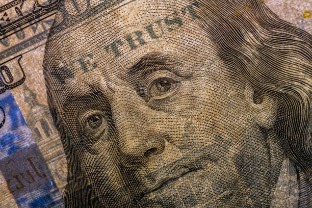 벤자민 프랭클린의 백라이트 초상화에서 $ 100 지폐 와 우리는 빛에서 볼 수 - hundred dollars 뉴스 사진 이미지