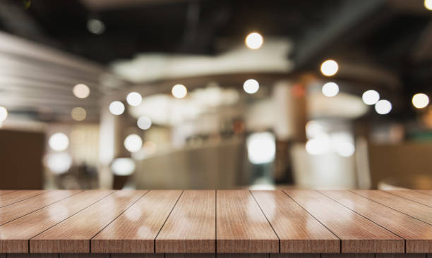 plateau de table en bois vide avec lumières bokeh sur fond de restaurant flou. - table counter top wood isolated photos et images de collection