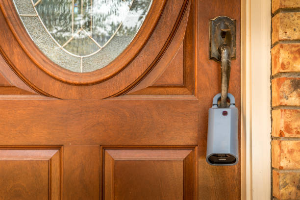 caja de seguridad para agentes inmobiliarios en una puerta en una casa listada en venta - front door doorknob door wood fotografías e imágenes de stock