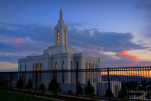 pocatello idaho lds mormon temple des saints des derniers jours avec des lumières au coucher du soleil angel moroni - pocatello photos et images de collection