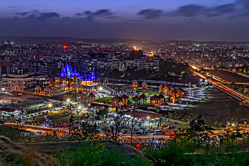 Templo Shree Swaminarayan con hermosa iluminación nocturna azul en Pune, India. photo