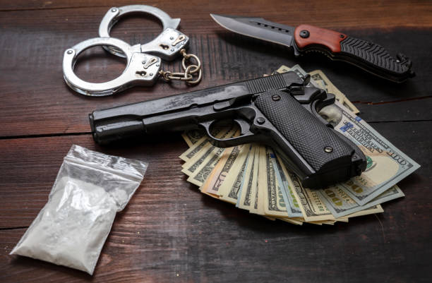마약 마약 은 불법 사업 개념에 대한 마약 똥과 사용, 체포 및 처벌. 코카인 플라스틱 패킷, 권총 미국 달러와 수갑. - gun possession 뉴스 사진 이미지