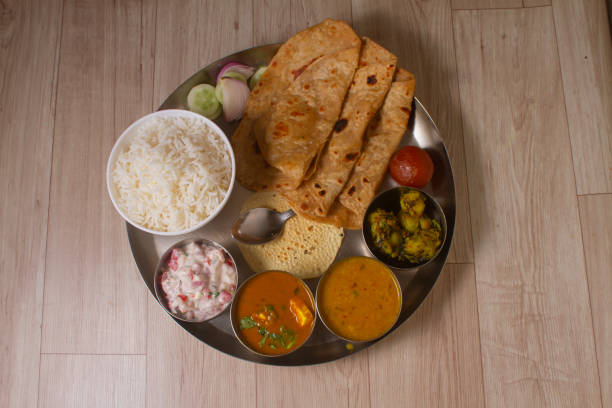 cocina india en ayunas upwas artículos thali complere comida para vrat ekadashi. upawas thali comida con rajgira puri, paratha, shakarkand halwa, alu sabji, amaranto sheera pakoda, sabudana ata dhokla, patatas fritas - photography metal traditional culture full fotografías e imágenes de stock