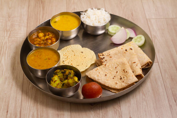 cocina india en ayunas upwas artículos thali complere comida para vrat ekadashi. upawas thali comida con rajgira puri, paratha, shakarkand halwa, alu sabji, amaranto sheera pakoda, sabudana ata dhokla, patatas fritas - photography metal traditional culture full fotografías e imágenes de stock