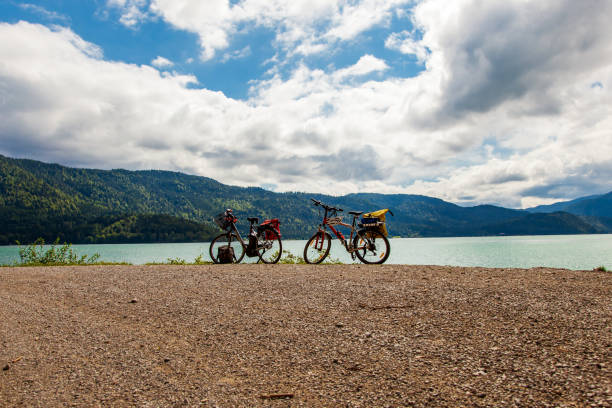 mountainbike auf einem berg. radfahren, zwei fahrräder im grünen idyllische landschaft. wunderschönes bayerisches panorama auf den walchensee. - walchensee lake stock-fotos und bilder