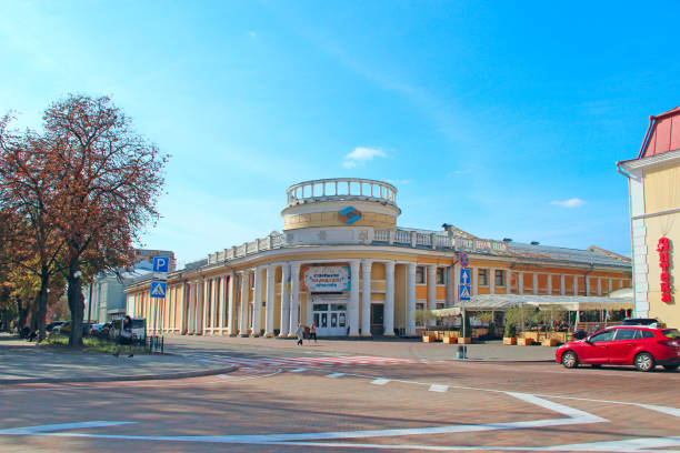 piękna architektura w ukraińskim mieście. kino w czernihowie na ukrainie - czernichów zdjęcia i obrazy z banku zdjęć