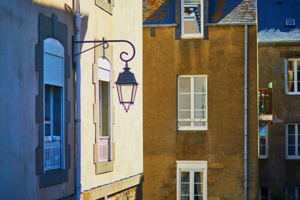 straße von saint-malo intra-muros in der bretagne, frankreich - intra coastal stock-fotos und bilder