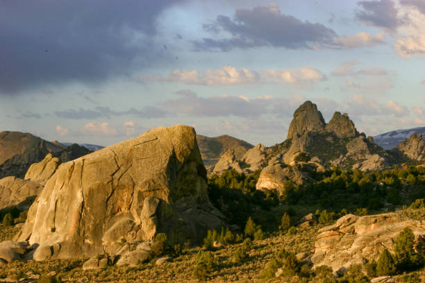 wspinacz w rezerwacie narodowym city of rocks w południowym idaho - idaho rock climbing city of rocks mountain zdjęcia i obrazy z banku zdjęć