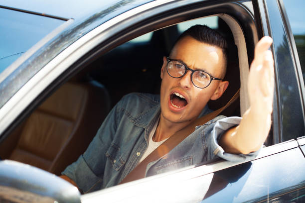 autista arrabbiato - furious road rage driver road foto e immagini stock